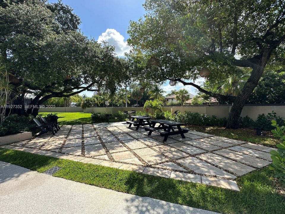 For Rent: $2,300 (2 beds, 2 baths, 1287 Square Feet)