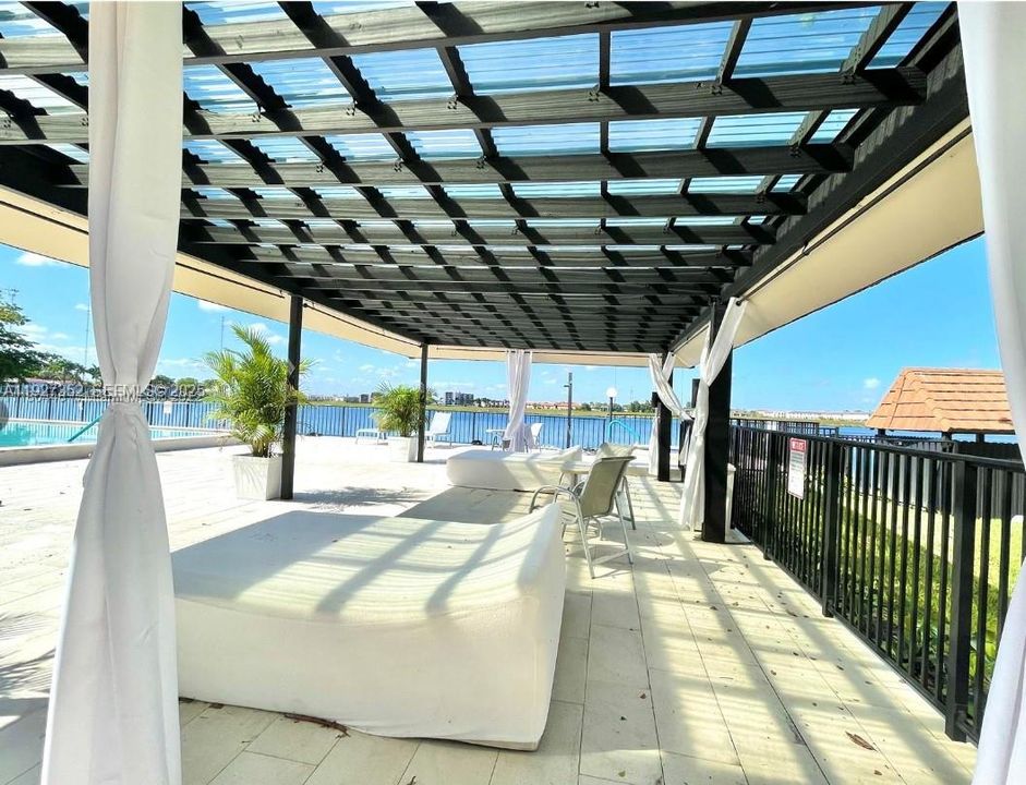 For Rent: $2,300 (2 beds, 2 baths, 1287 Square Feet)