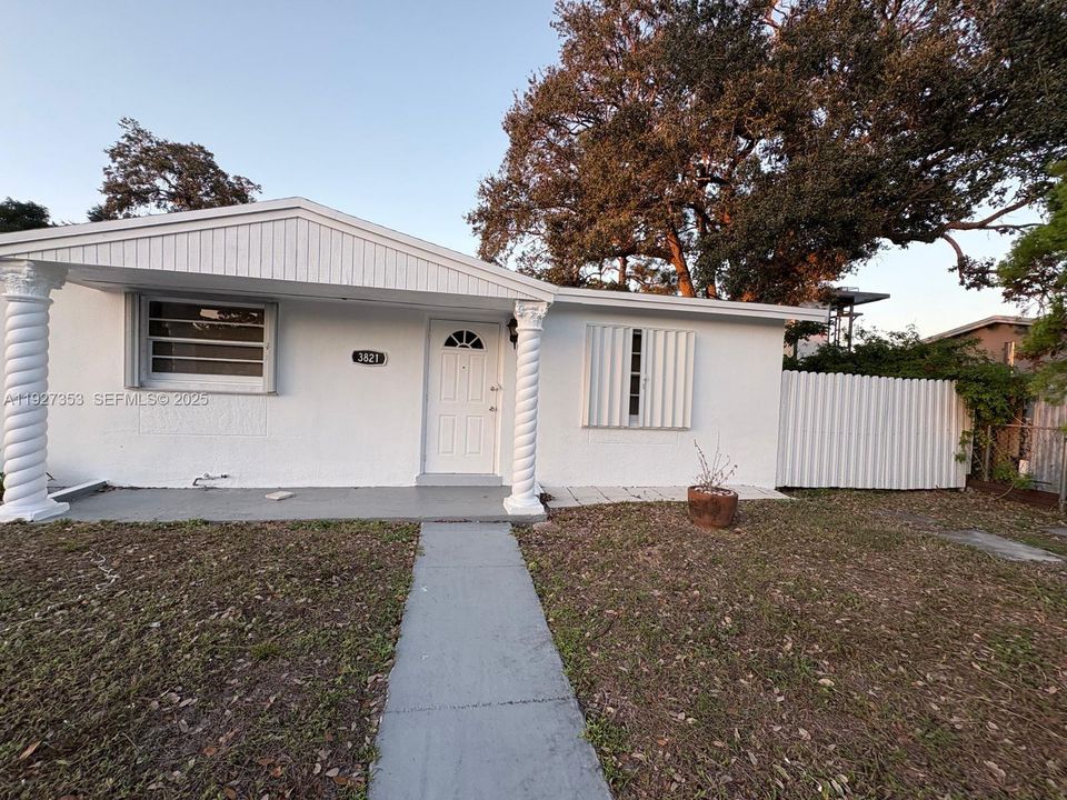 В аренду: $3,000 (3 спален, 2 ванн, 1125 Квадратных фут)