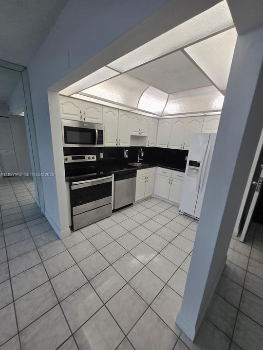 For Rent: $1,700 (1 beds, 1 baths, 740 Square Feet)