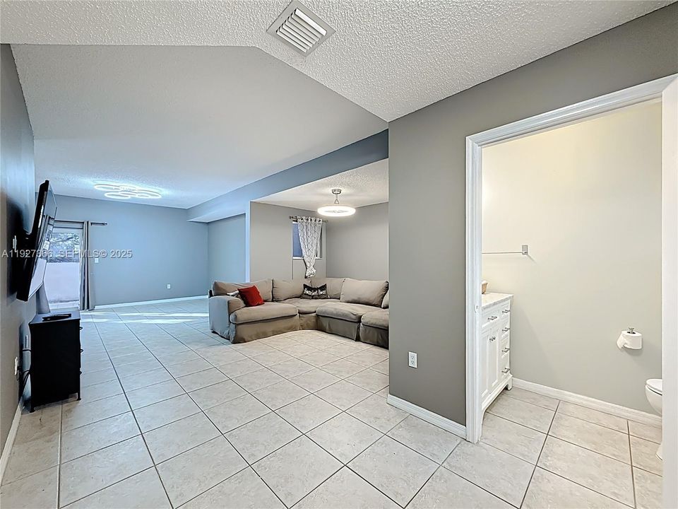 В аренду: $3,300 (3 спален, 2 ванн, 1687 Квадратных фут)