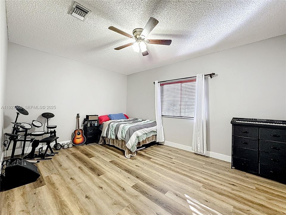 В аренду: $3,300 (3 спален, 2 ванн, 1687 Квадратных фут)