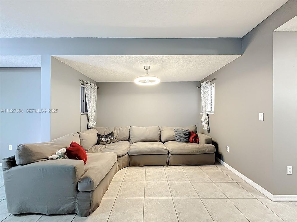 В аренду: $3,300 (3 спален, 2 ванн, 1687 Квадратных фут)