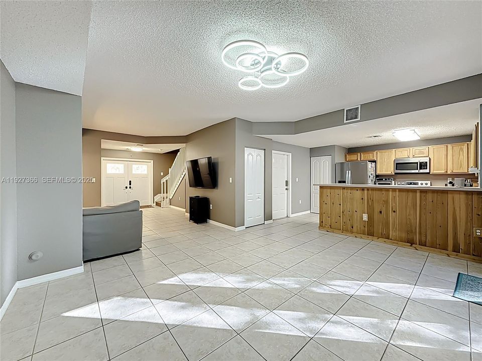 В аренду: $3,300 (3 спален, 2 ванн, 1687 Квадратных фут)