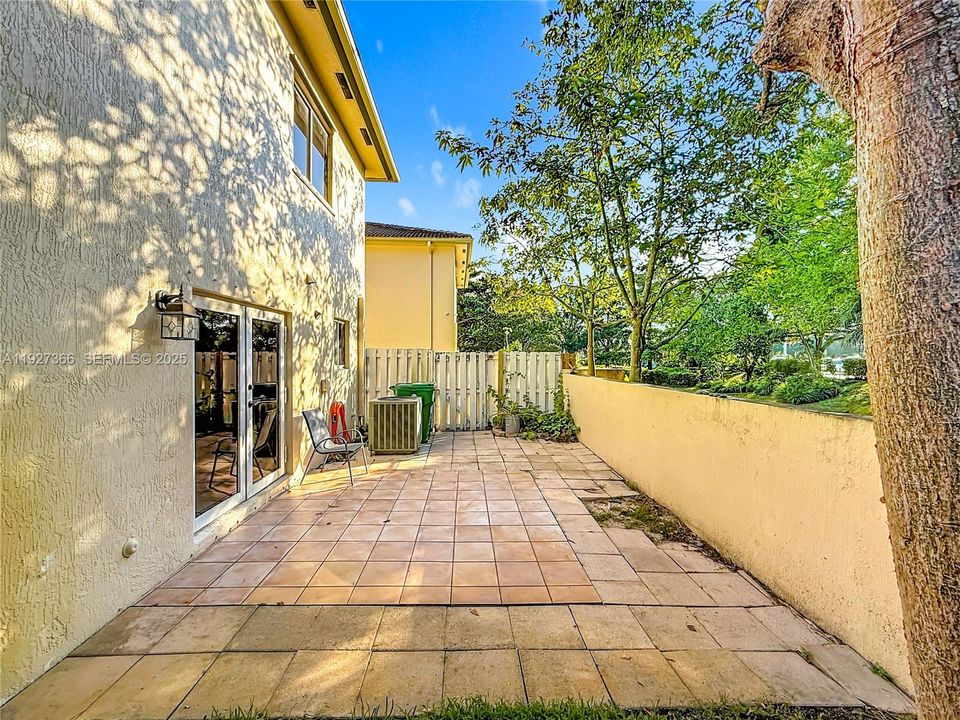 В аренду: $3,300 (3 спален, 2 ванн, 1687 Квадратных фут)