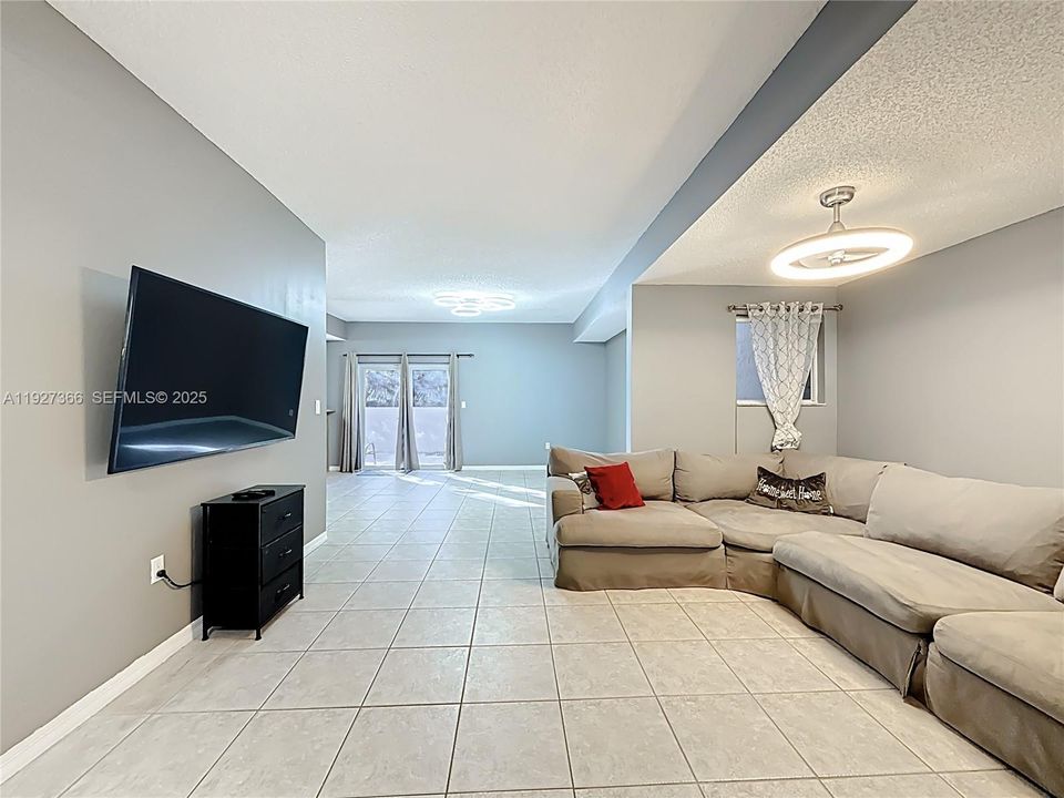 В аренду: $3,300 (3 спален, 2 ванн, 1687 Квадратных фут)