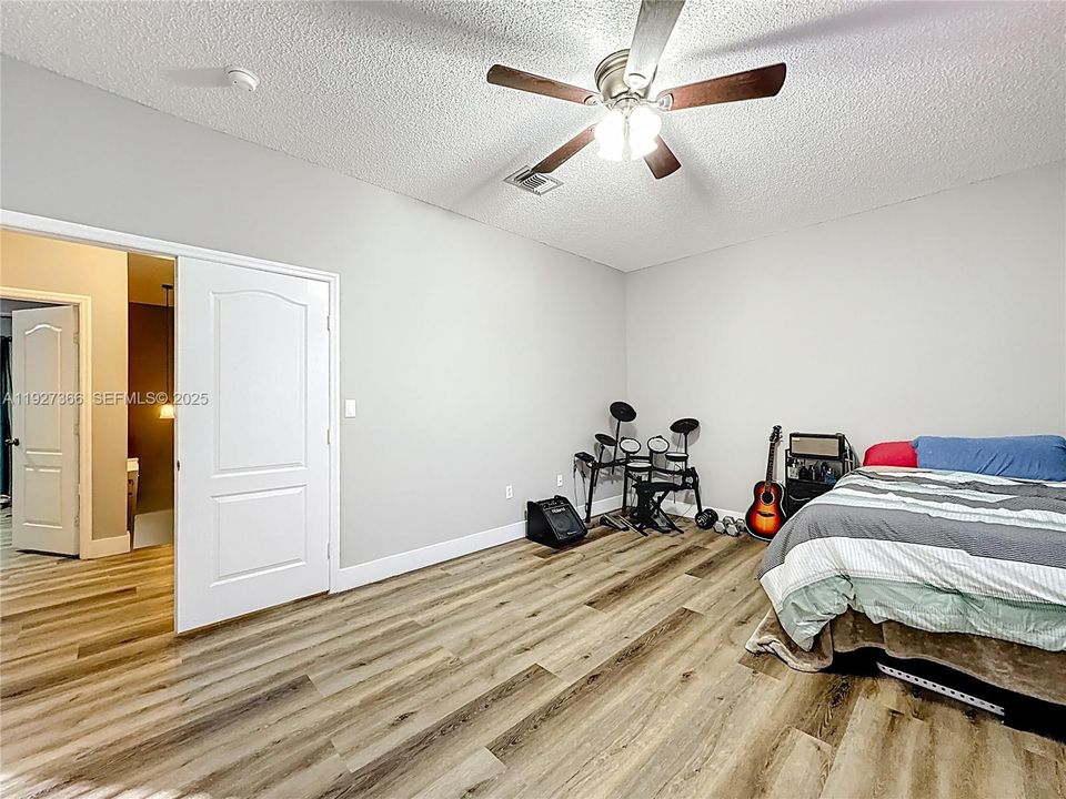 В аренду: $3,300 (3 спален, 2 ванн, 1687 Квадратных фут)