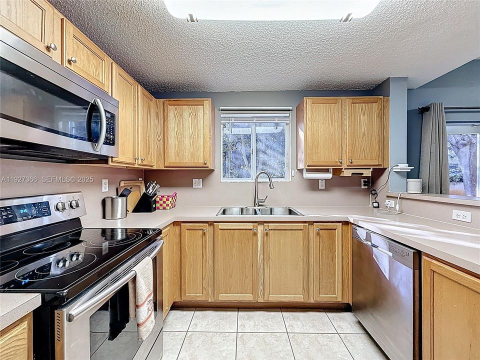 В аренду: $3,300 (3 спален, 2 ванн, 1687 Квадратных фут)