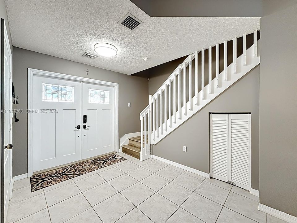 В аренду: $3,300 (3 спален, 2 ванн, 1687 Квадратных фут)