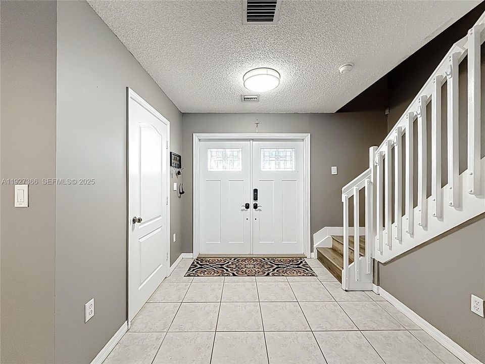 В аренду: $3,300 (3 спален, 2 ванн, 1687 Квадратных фут)