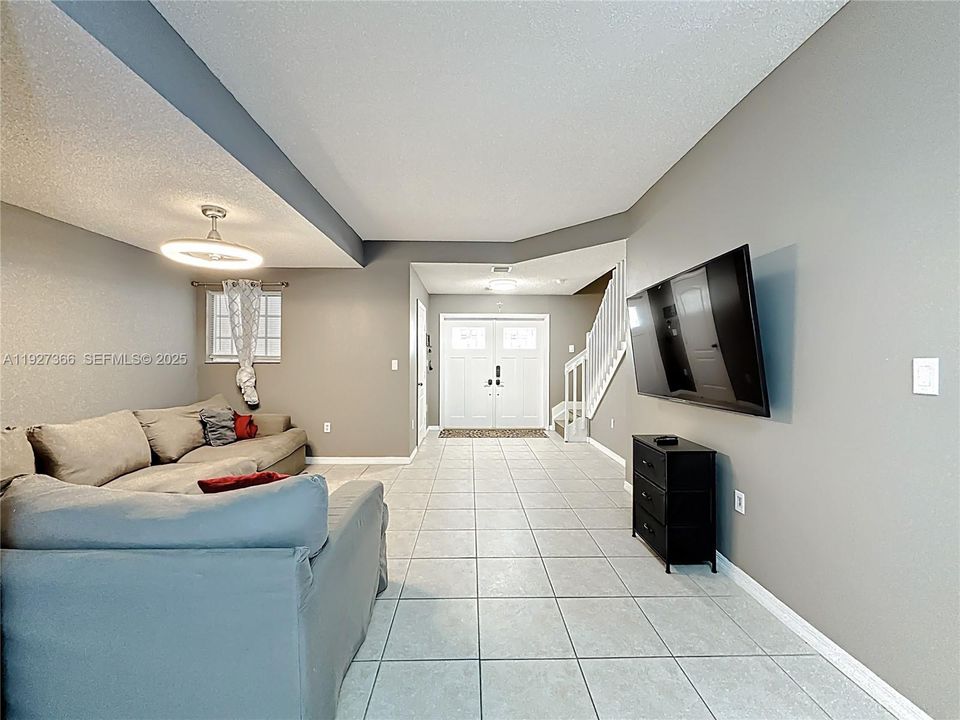 В аренду: $3,300 (3 спален, 2 ванн, 1687 Квадратных фут)