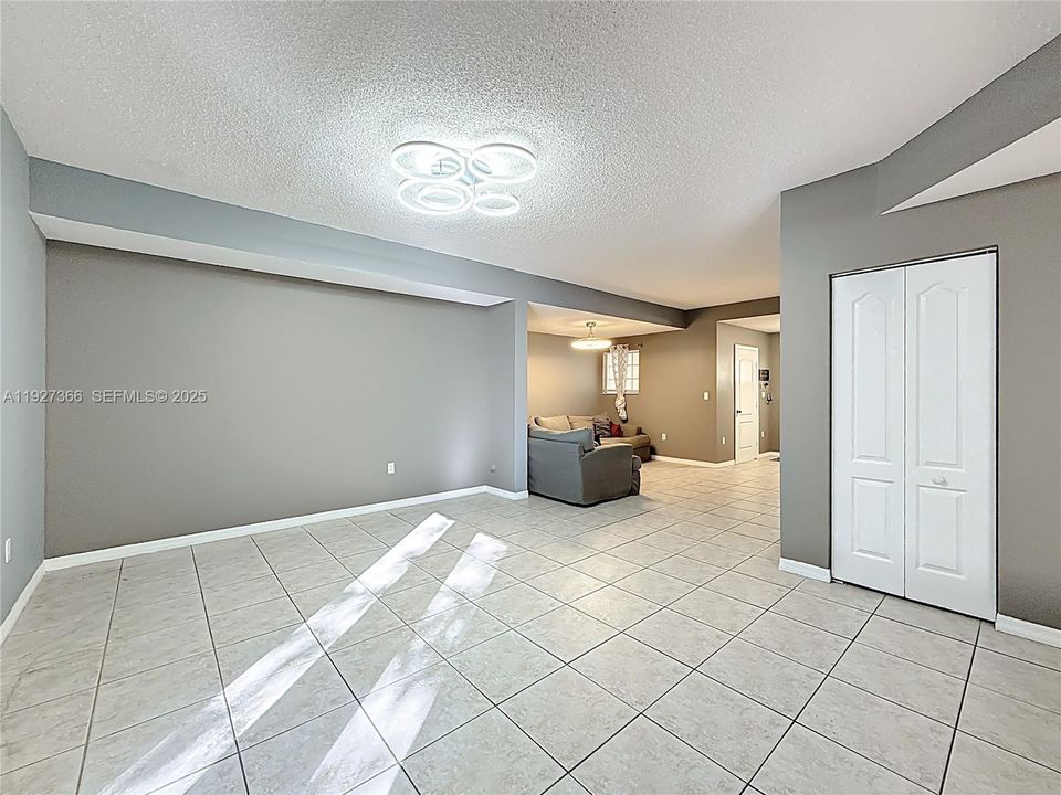 В аренду: $3,300 (3 спален, 2 ванн, 1687 Квадратных фут)