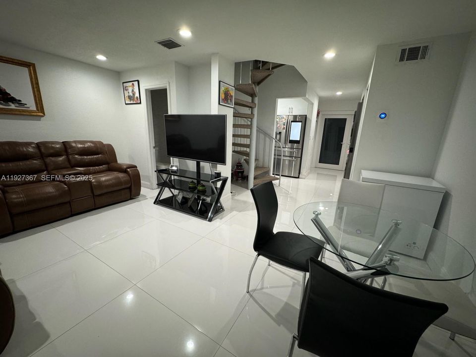 En Venta: $380,000 (3 camas, 2 baños, 1165 Pies cuadrados)