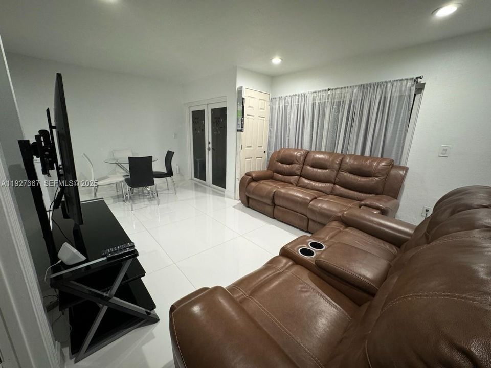 En Venta: $380,000 (3 camas, 2 baños, 1165 Pies cuadrados)