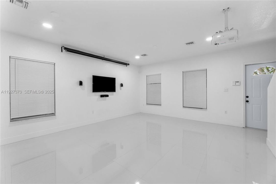 For Rent: $4,500 (3 beds, 2 baths, 1480 Square Feet)