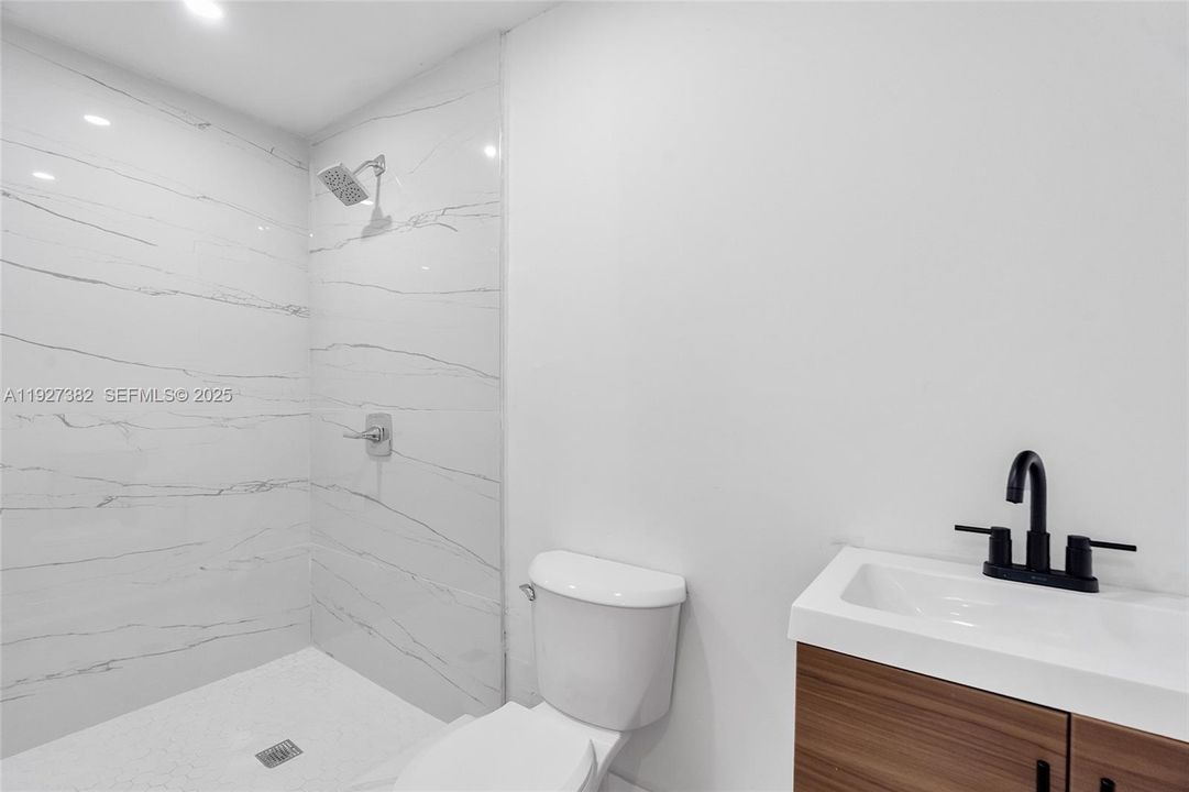 For Sale: $569,000 (5 beds, 3 baths, 1248 Square Feet)