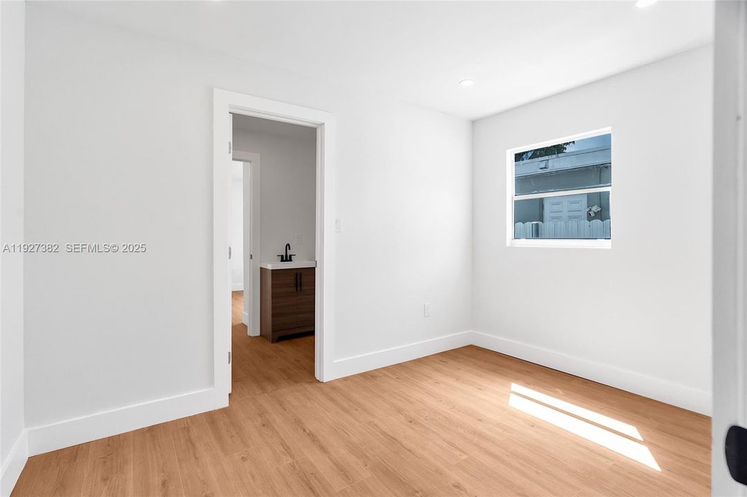 For Sale: $569,000 (5 beds, 3 baths, 1248 Square Feet)