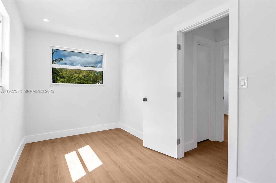 For Sale: $569,000 (5 beds, 3 baths, 1248 Square Feet)