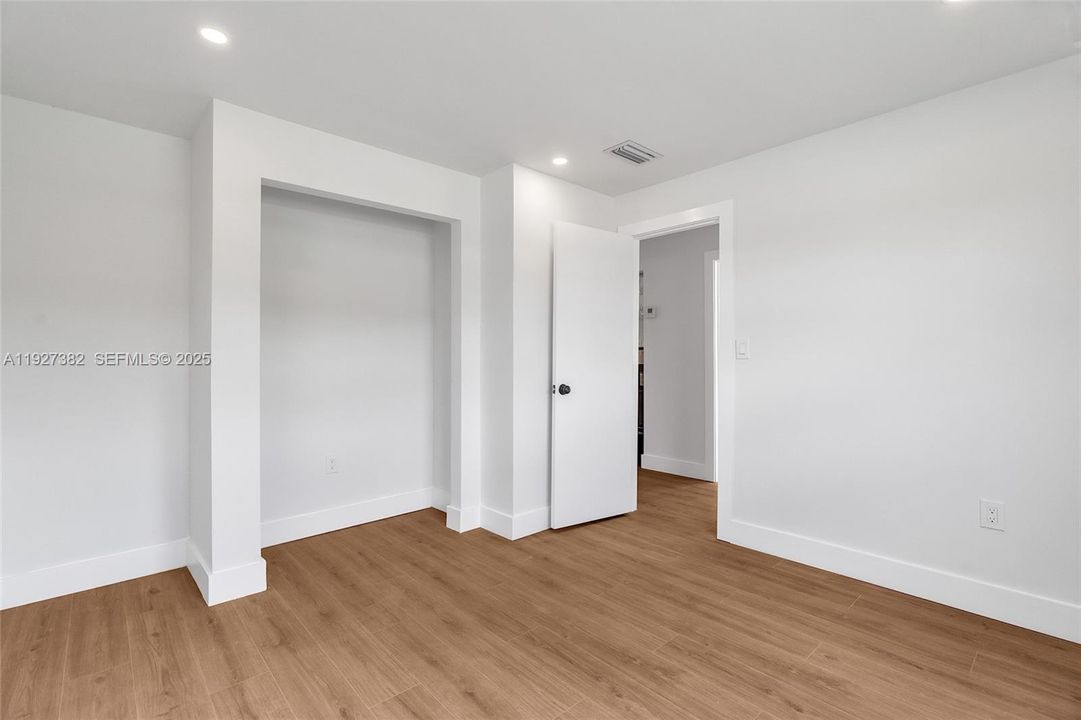 For Sale: $569,000 (5 beds, 3 baths, 1248 Square Feet)