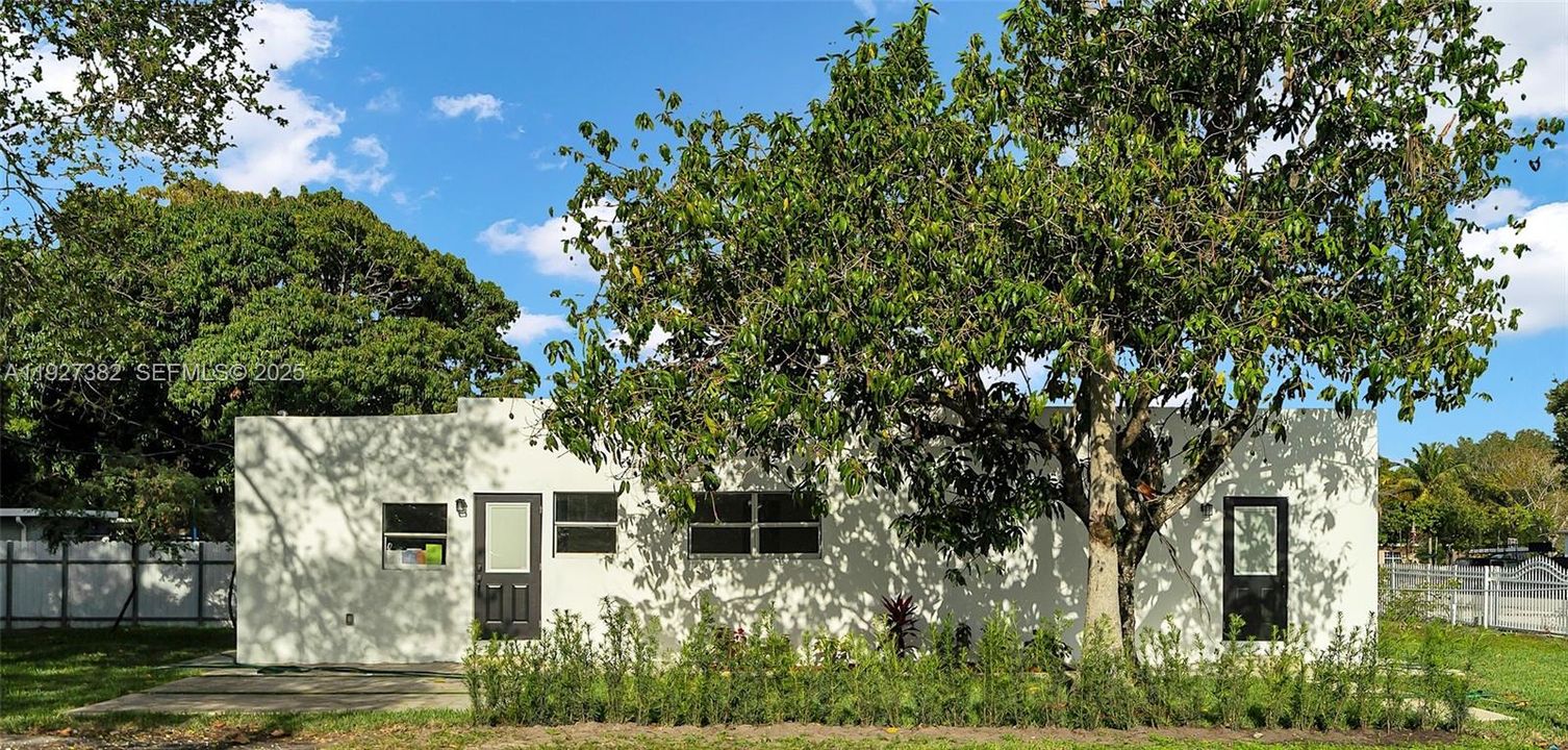 For Sale: $569,000 (5 beds, 3 baths, 1248 Square Feet)