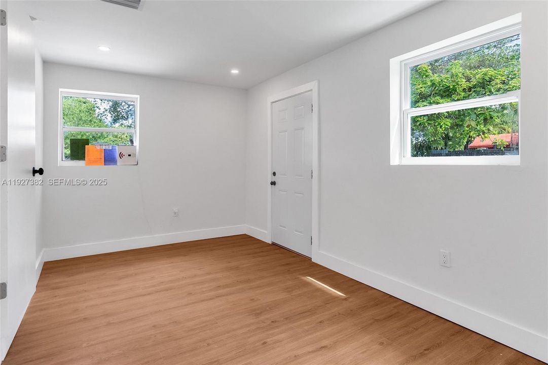 For Sale: $569,000 (5 beds, 3 baths, 1248 Square Feet)