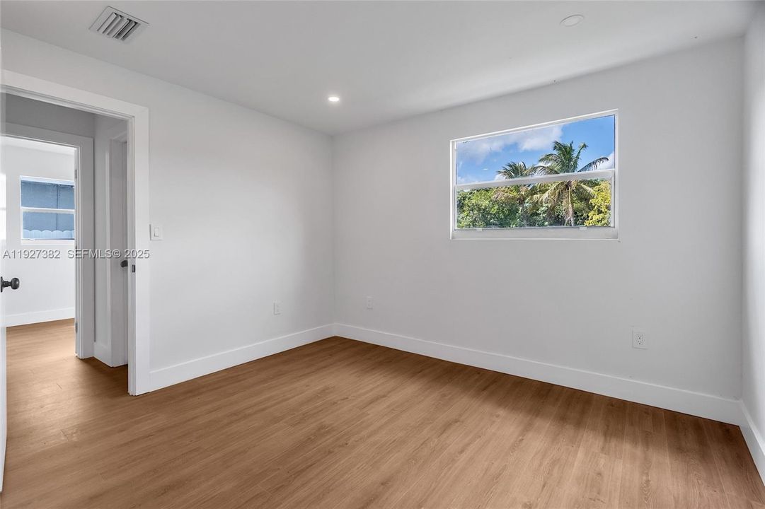 For Sale: $569,000 (5 beds, 3 baths, 1248 Square Feet)