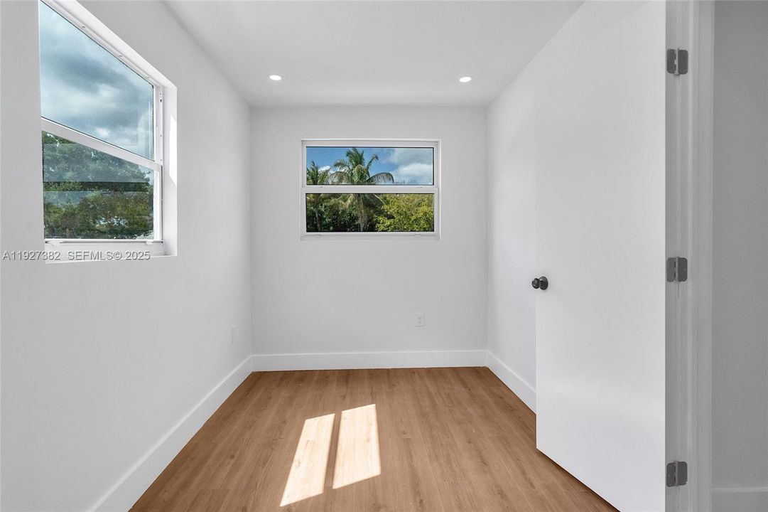 For Sale: $569,000 (5 beds, 3 baths, 1248 Square Feet)