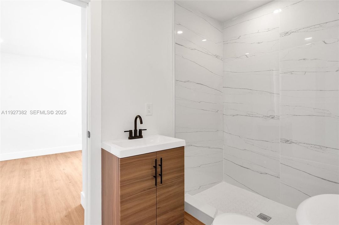 For Sale: $569,000 (5 beds, 3 baths, 1248 Square Feet)