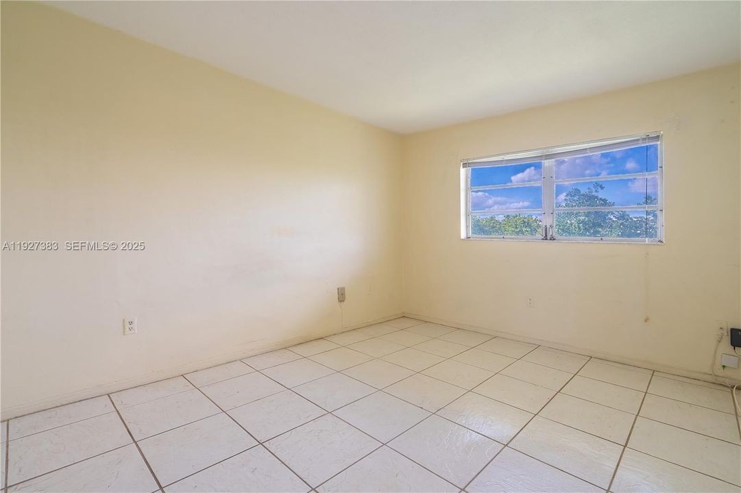 For Sale: $139,500 (1 beds, 1 baths, 768 Square Feet)