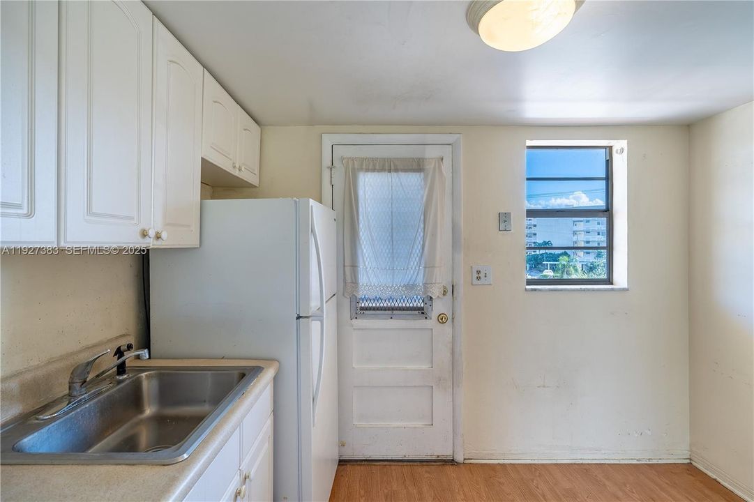 For Sale: $139,500 (1 beds, 1 baths, 768 Square Feet)