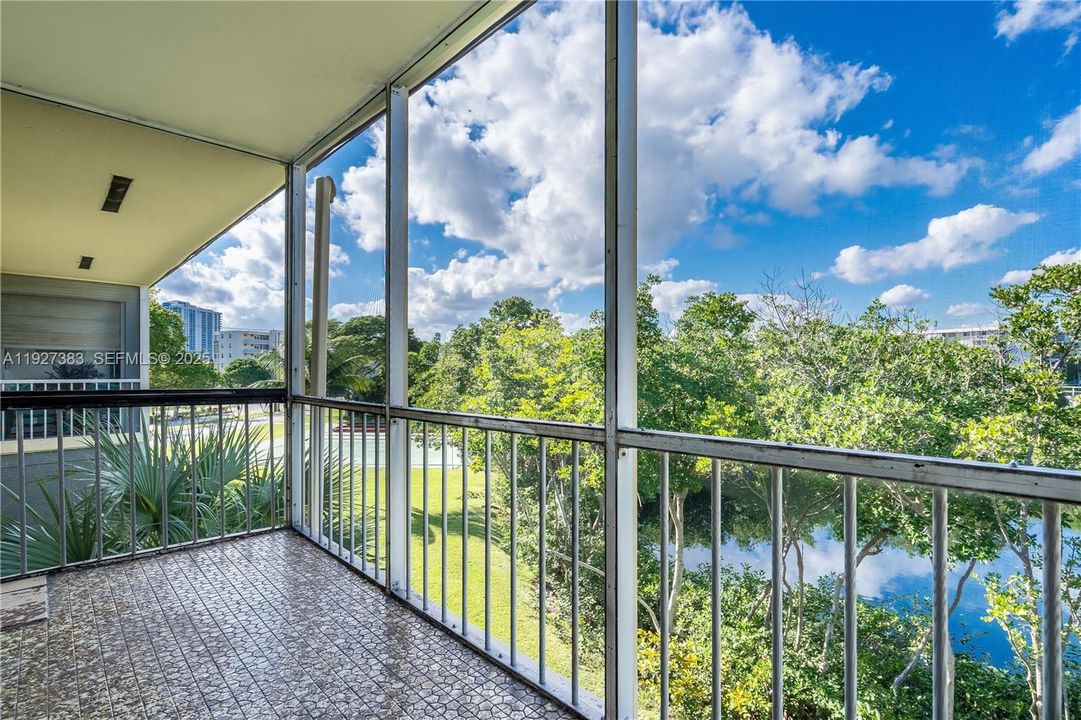 For Sale: $139,500 (1 beds, 1 baths, 768 Square Feet)