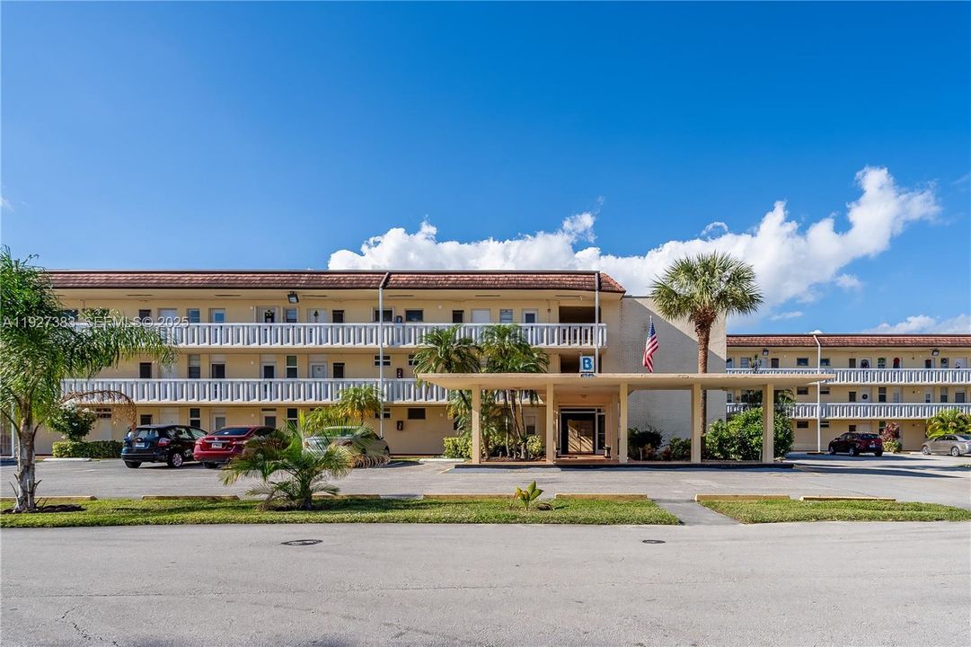 For Sale: $139,500 (1 beds, 1 baths, 768 Square Feet)