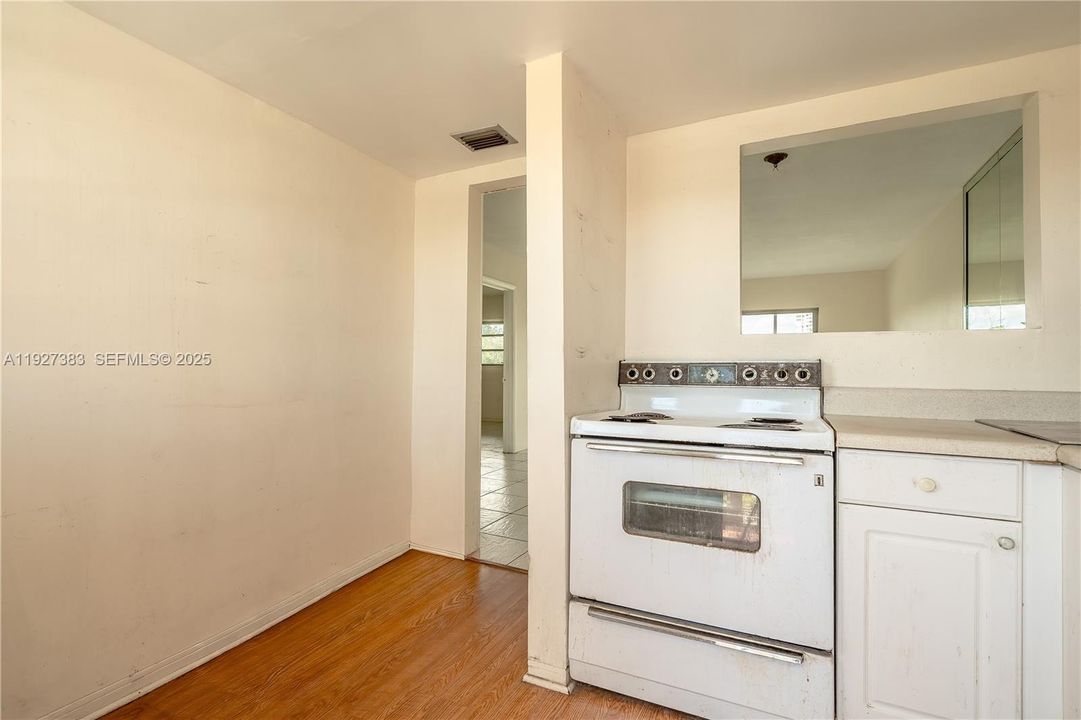 For Sale: $139,500 (1 beds, 1 baths, 768 Square Feet)