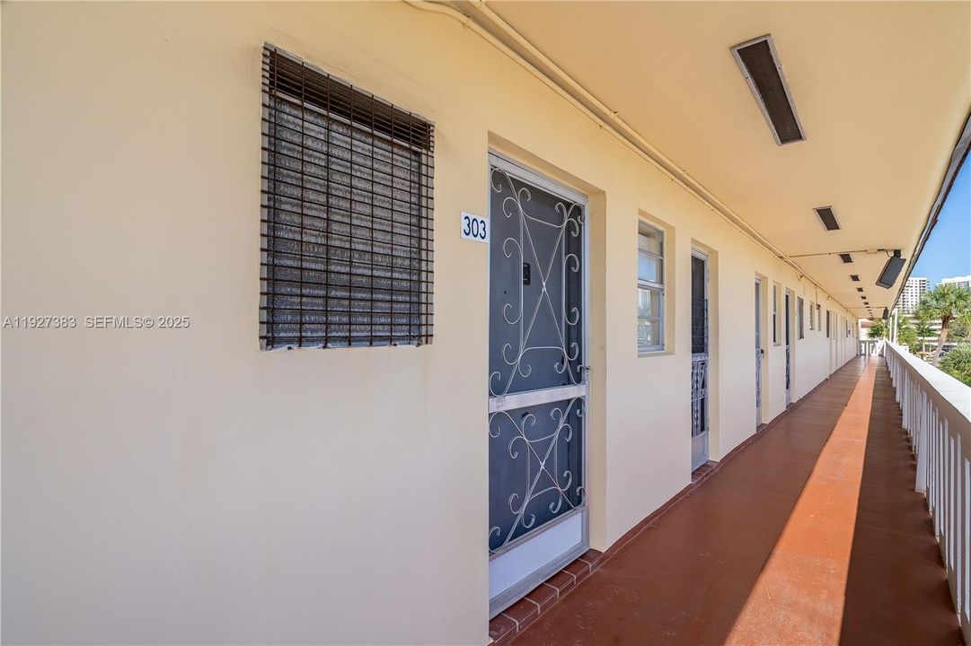 For Sale: $139,500 (1 beds, 1 baths, 768 Square Feet)