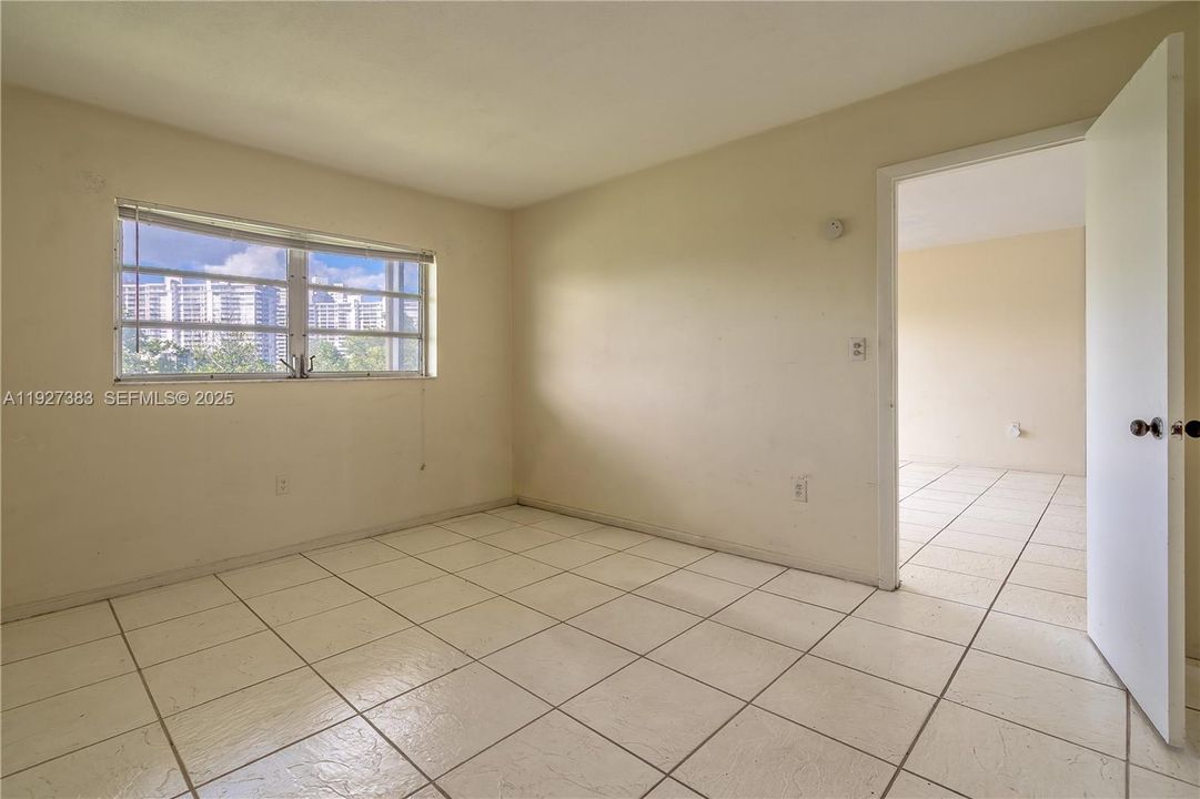 For Sale: $139,500 (1 beds, 1 baths, 768 Square Feet)