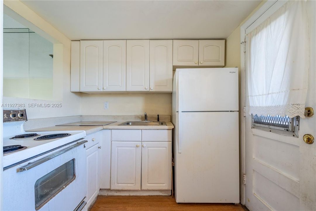 For Sale: $139,500 (1 beds, 1 baths, 768 Square Feet)