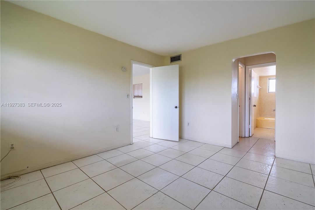 For Sale: $139,500 (1 beds, 1 baths, 768 Square Feet)