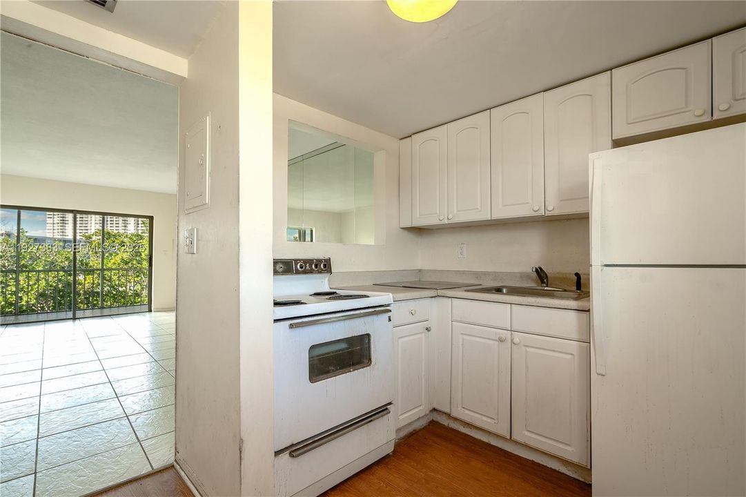 For Sale: $139,500 (1 beds, 1 baths, 768 Square Feet)