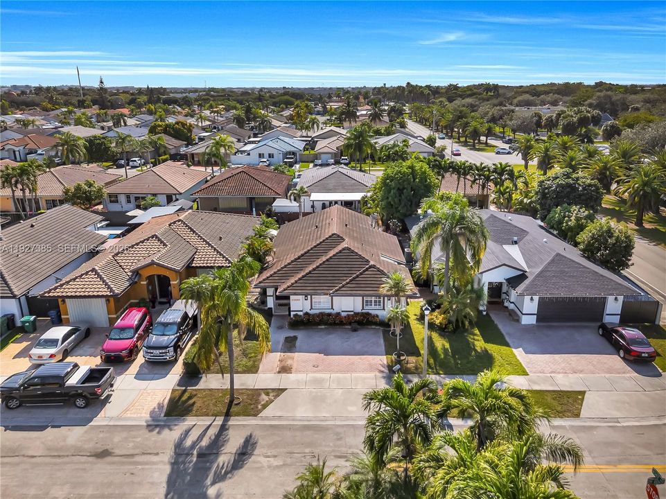 En Venta: $695,000 (3 camas, 2 baños, 1640 Pies cuadrados)