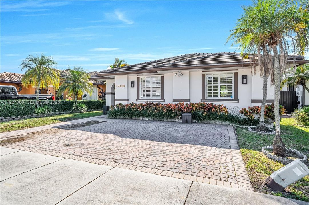 For Sale: $695,000 (3 beds, 2 baths, 1640 Square Feet)