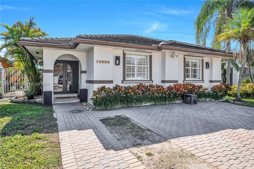 For Sale: $695,000 (3 beds, 2 baths, 1640 Square Feet)