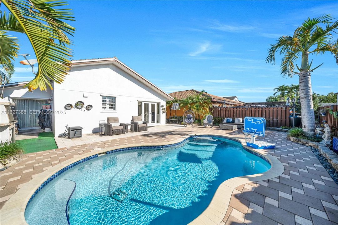 For Sale: $695,000 (3 beds, 2 baths, 1640 Square Feet)