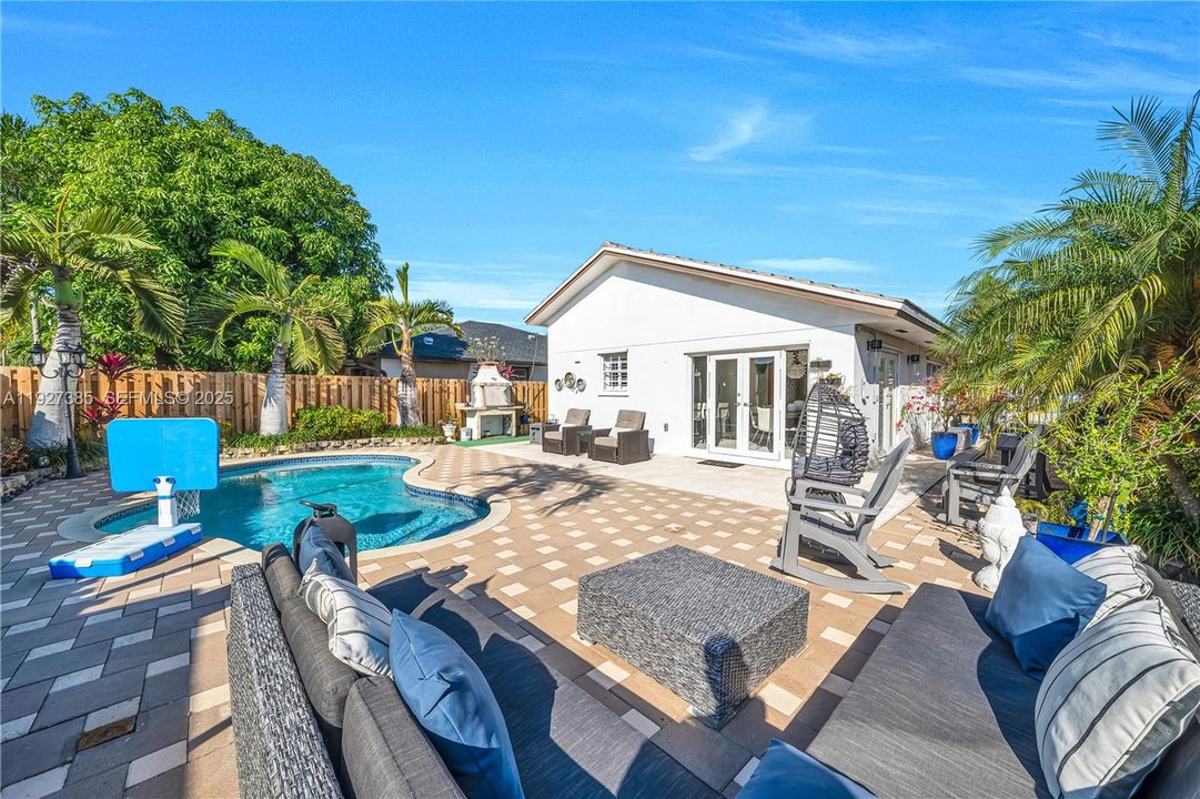 For Sale: $695,000 (3 beds, 2 baths, 1640 Square Feet)