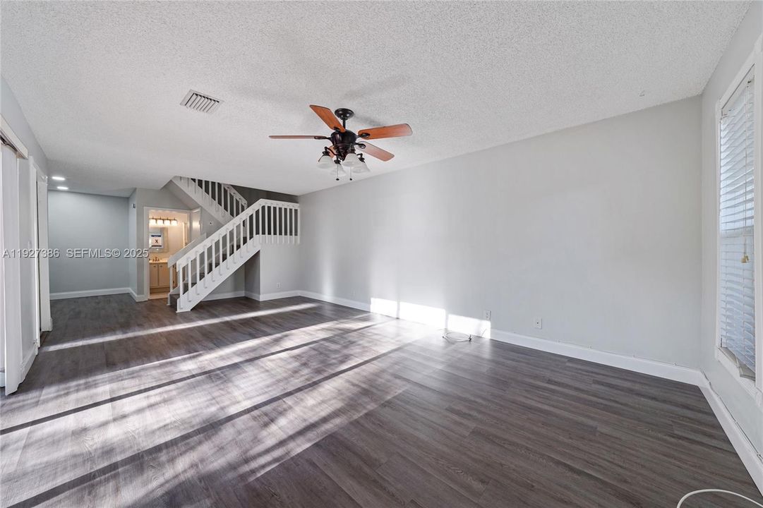 На продажу: $299,900 (2 спален, 2 ванн, 1182 Квадратных фут)