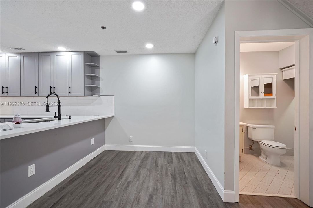 На продажу: $299,900 (2 спален, 2 ванн, 1182 Квадратных фут)