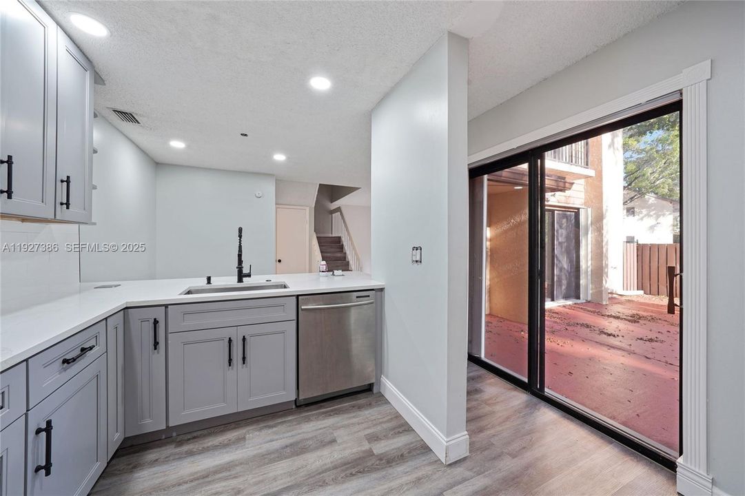 На продажу: $299,900 (2 спален, 2 ванн, 1182 Квадратных фут)