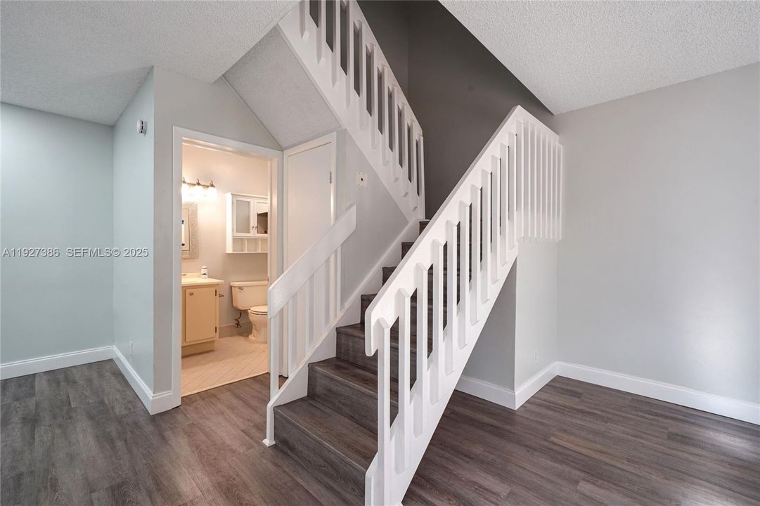 На продажу: $299,900 (2 спален, 2 ванн, 1182 Квадратных фут)