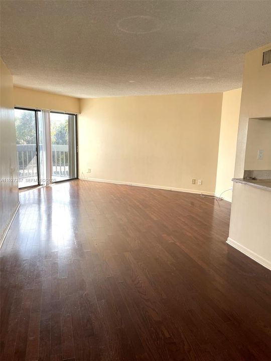 For Rent: $1,600 (1 beds, 1 baths, 775 Square Feet)