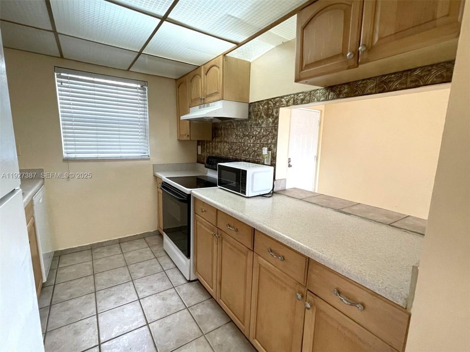 For Rent: $1,600 (1 beds, 1 baths, 775 Square Feet)