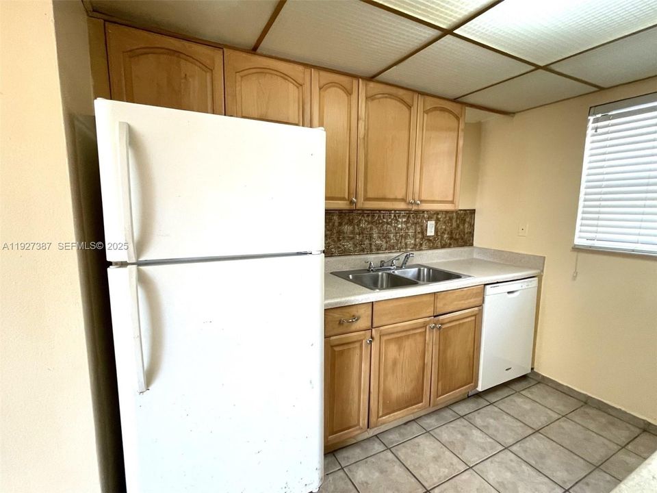 For Rent: $1,600 (1 beds, 1 baths, 775 Square Feet)